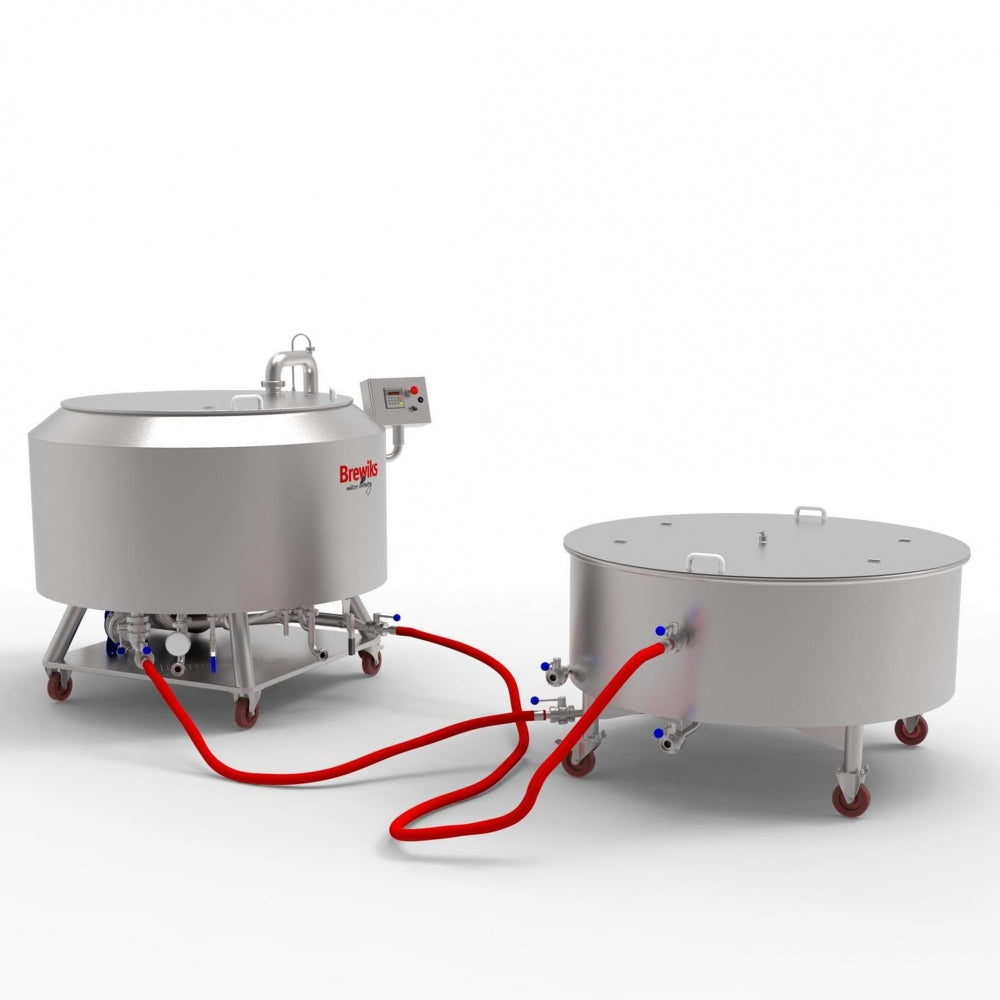 To store Brewiks Micro Brewery 200 - 500 tanker, satt på hjul og forbundet med røde slanger, designet for effektiv prosessering i et moderne mikrobryggeri (bryggesystem) fra merket Brewiks.