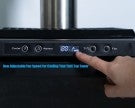 En hånd trykker på en knapp på det digitale panelet på Keg King FasTap Edition KegMaster Series XL, som viser innstillinger og ikoner for tappekraner på den lille skjermen.