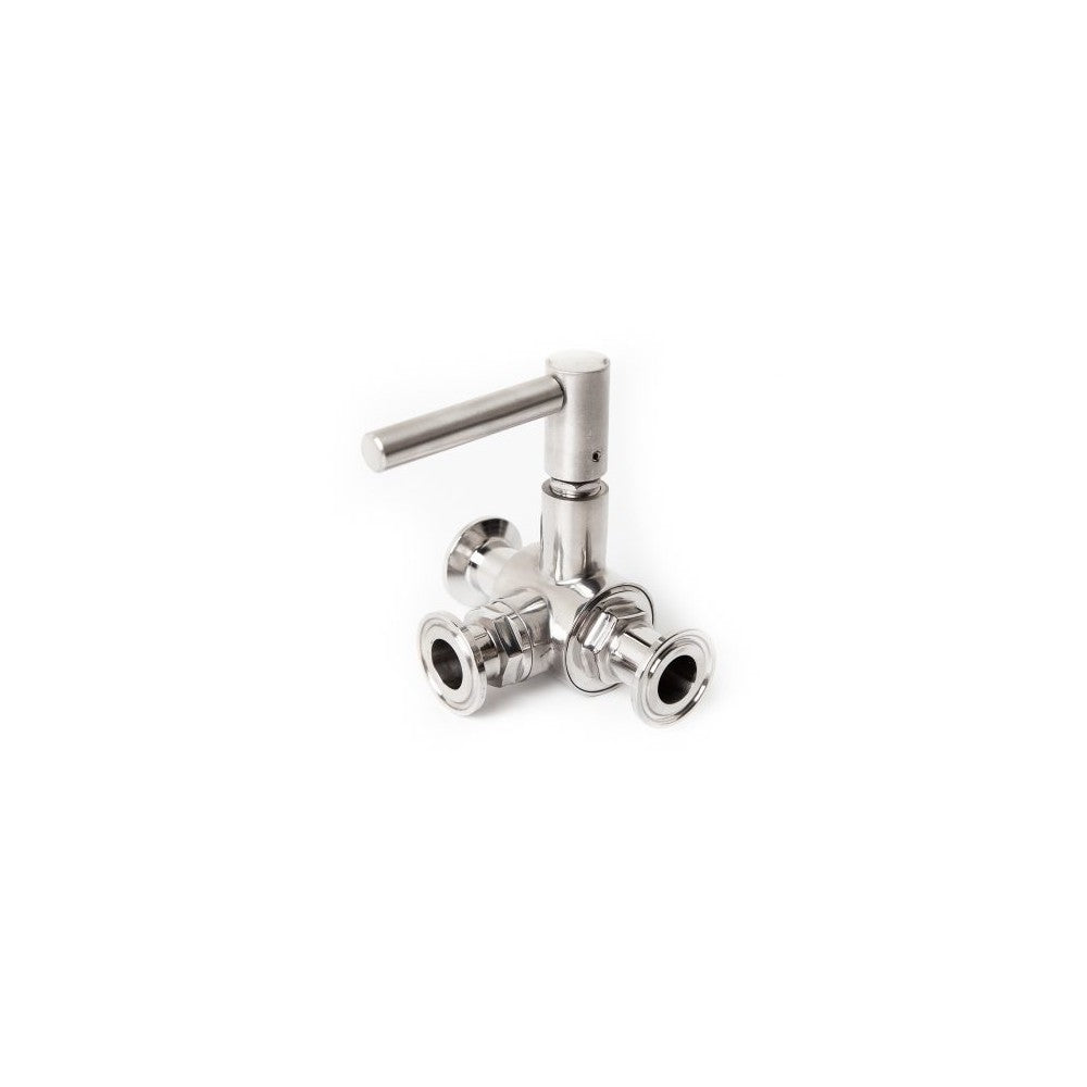 En Brewtools Treveis kuleventil, 34mm Tri-Clamp, laget av rustfritt stål med ettgreps håndtak, designet for rørleggertilkoblinger.