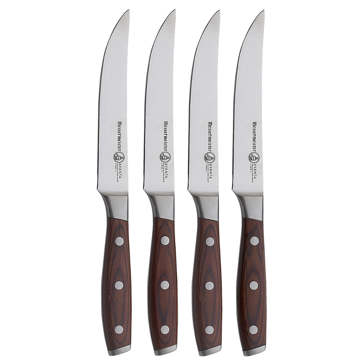 Fire Avanta Pakkawood Fine Edge Biffkniver fra Messermeister, med håndtak i brunt pakkawood og finskåret blad, er plassert side om side på en hvit bakgrunn.