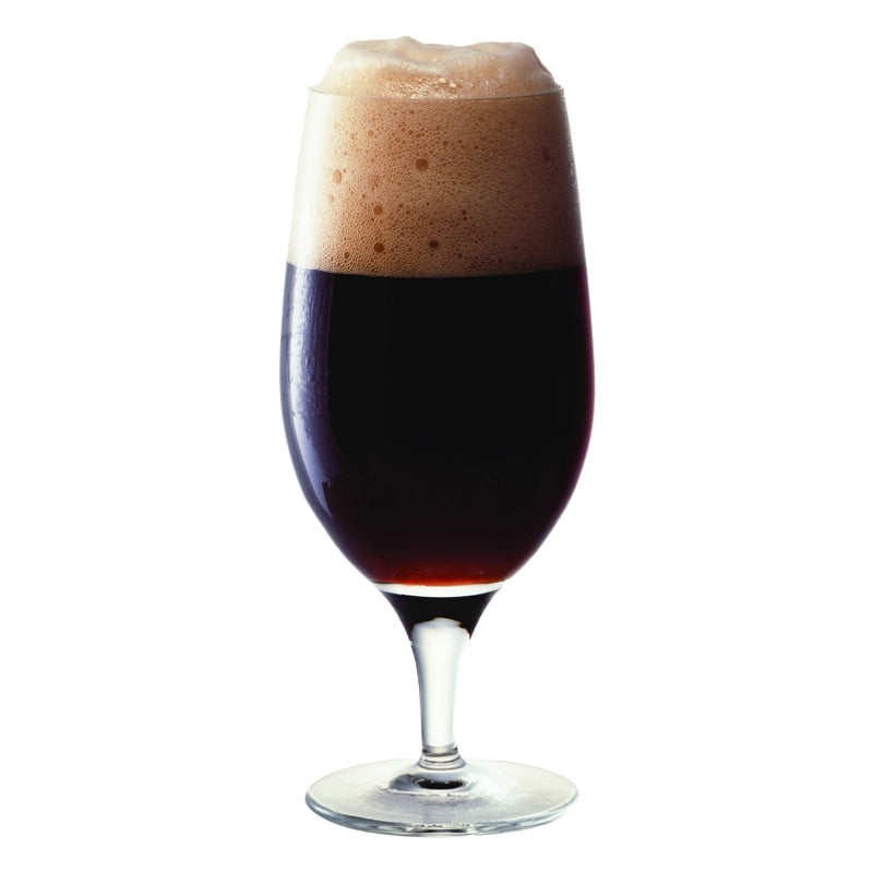 Et glass med stilk fylt med mørkt Quasimodo´s Quadrupel - ølsettøl fra Brewolution, toppet med et tykt skumlag og satt mot en hvit bakgrunn.