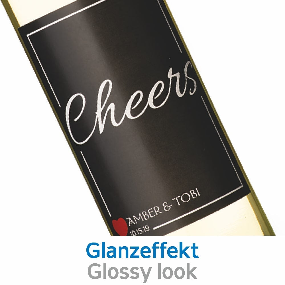 En stilig vinflaske med et blankt utseende og en svart etikett med teksten "Cheers, Amber & Tobi 10.15.19" - perfekt for deg som ønsker en Herma flaske etiketter 90 x 120 mm fra Herma til spesielle anledninger.