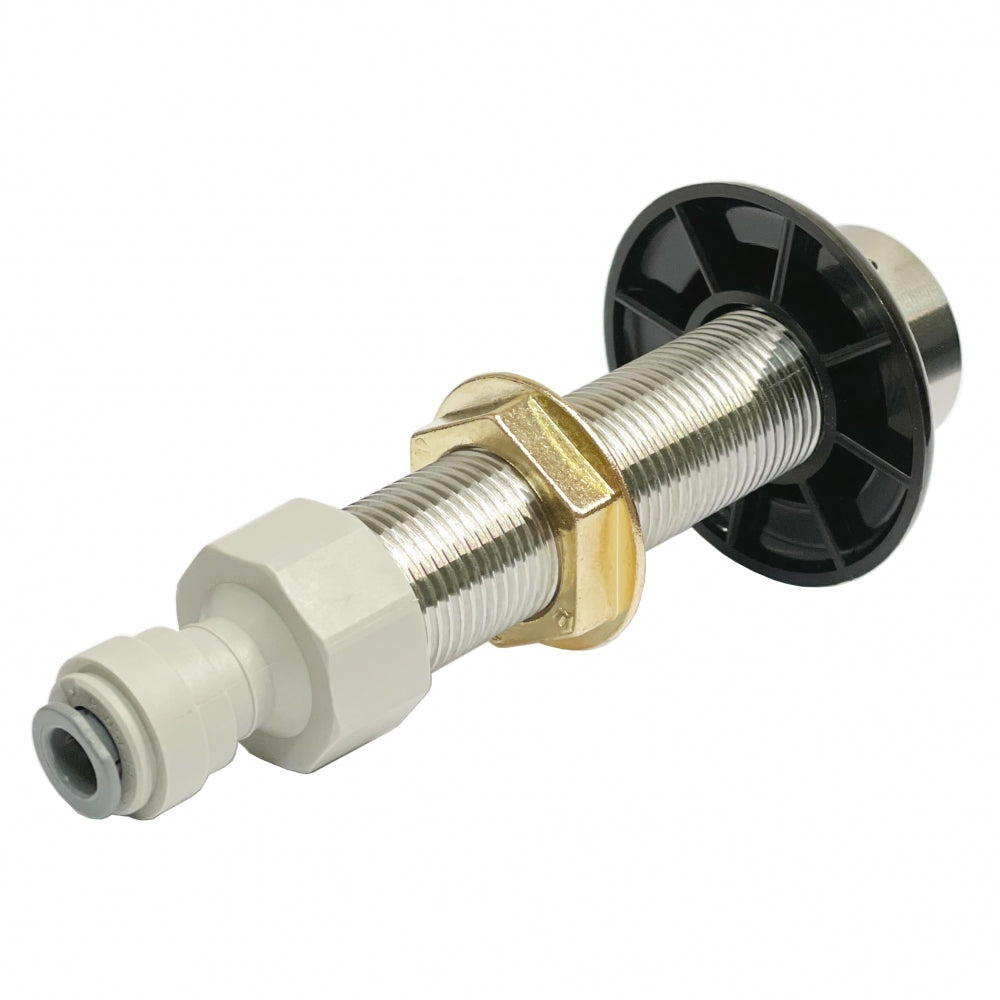 John Guest 10cm gjennomføring til tappekran har en 5/16" pushfit hurtigkobling i metall og en sort plastflens på motsatt side, festet med en messingmutter.