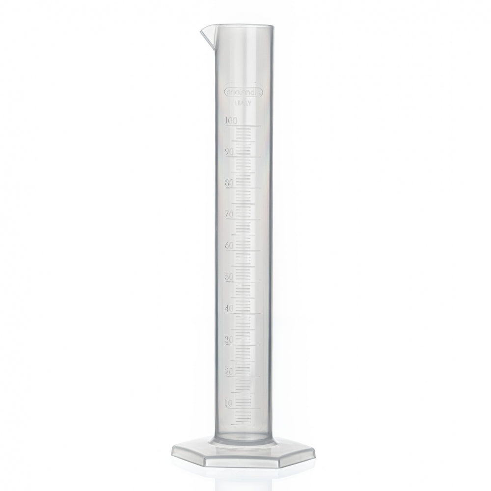 Enolandia Testrør for hydrometer 100 ml er en gjennomsiktig målesylinder i plast med sekskantet bunn, perfekt for hydrometertesting, som står oppreist mot en hvit bakgrunn.