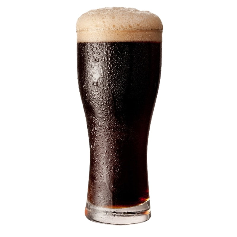 Et høyt glass med stout med en kremaktig skumhette og kondensperler mot en hvit bakgrunn. Perfekt til å vise frem din nyeste Brewolution Proud Stout allgrain ølsett-kreasjon.
