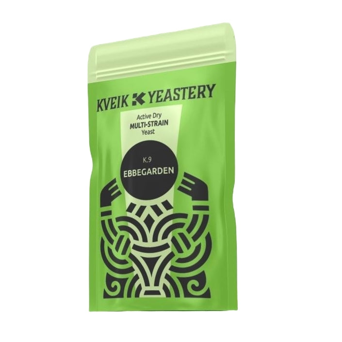 En grønn pakke med 300 g Kveik Yeastery's K.9 Ebbegarden Kveik - Original kultur, med svart geometrisk design - perfekt til IPA-brygging.