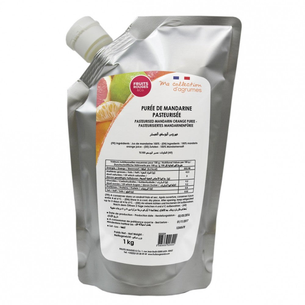 En sølvfarget pose med Mandarin fruktpuré 1 kg fra Fruits Rouges & Co, med sitrusbilder, næringsinnhold, hvitt lokk og pasteurisert mandarinfruktpuré.