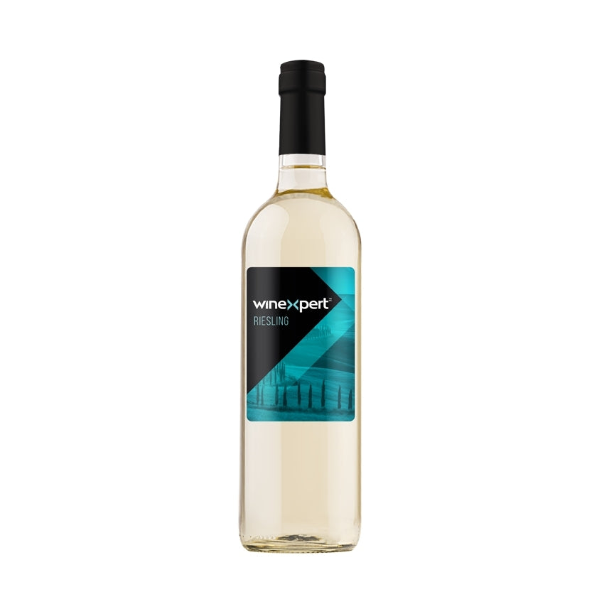 En klar glassflaske med Winexpert Reserve Vinsett Riesling, California, hvitvin med svart skrukork og en moderne blå og svart etikett, avbildet på hvit bakgrunn.