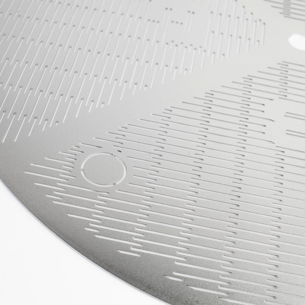 Nærbilde av Brewtools Filter, Laserkuttet, til Brewtools B80pro - en metallisk plate med etsede linjer og geometriske mønstre, vist mot en vanlig hvit bakgrunn.