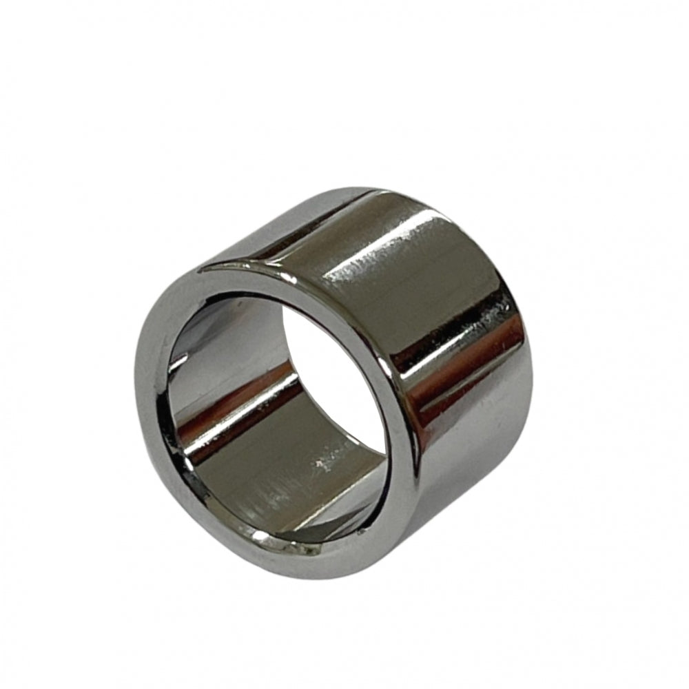 En Lindr Spacer 15mm til gjennomføring/skaft, en skinnende sylindrisk metallring med et hult senter, vises mot en vanlig hvit bakgrunn.