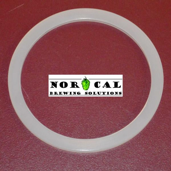 En Canning Jar Silicone Gasket fra Norcal, designet for CO2 Harvester Kits, er vist på en rød overflate med Norcal Brewing Solutions-logoen i midten.