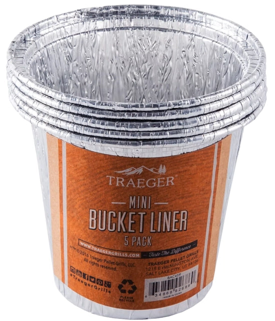 Traeger Mini Bucket Liner 5-pakning – Dryppbøtte inneholder fem stablede sølvfargede poser med en oransje 5-pakningsetikett, og er ideelle til fettoppsamling i dryppbøtten din.