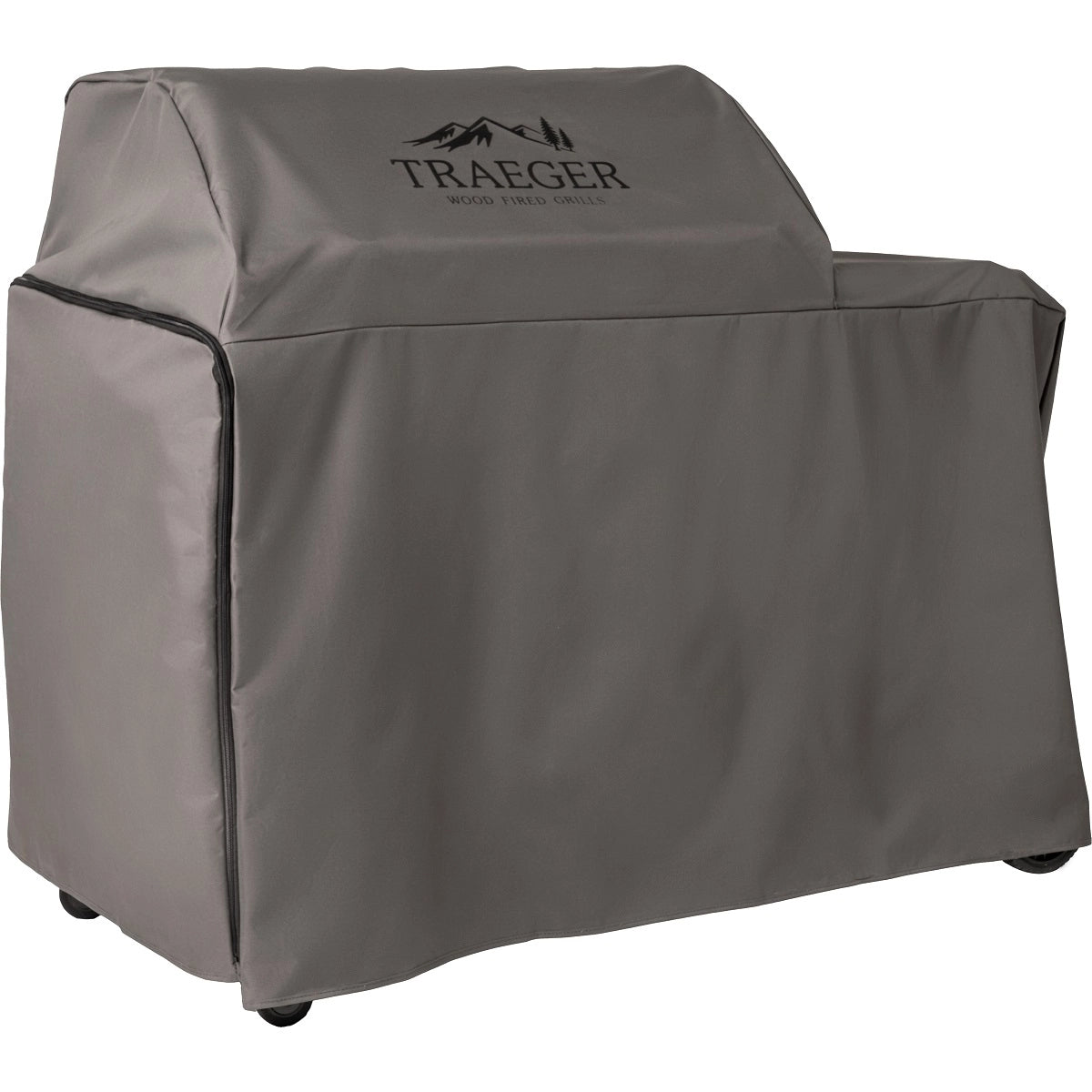 Det værbestandige Traeger Grill Cover Woodridge Pro/Elite - grilltrekk, vist i grått med Traeger Wood Fired Grills-logo foran, passer over grillen din og når nær bakken for full beskyttelse.