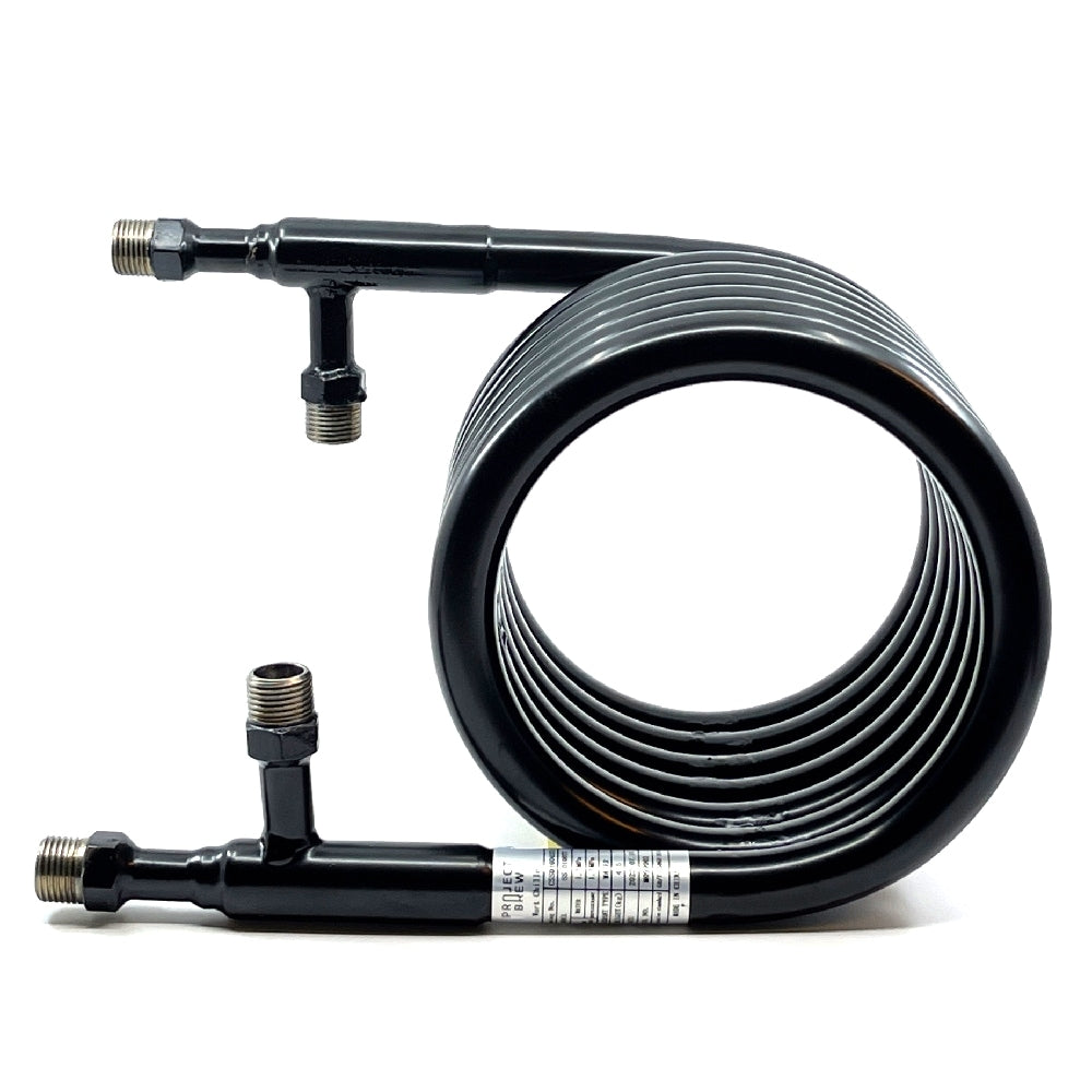 Project Brew Wort Chiller - Motstrømskjøler av kobber fra Project Brew er en svart, kveilet metallkjøler med gjengede rørfittings i begge ender, ideell for ølbrygging, vist stående oppreist på hvit bakgrunn.