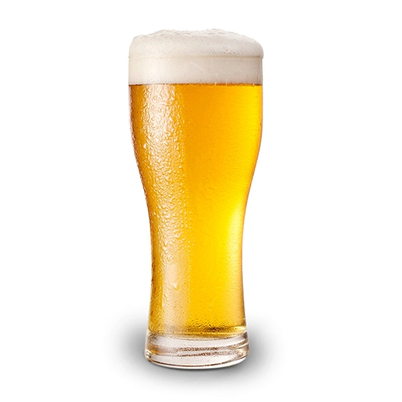 Et høyt, klart glass fylt med gyllen Paulas Hefe Weizen - allgrain ølsett fra Brewolution, toppet med hvitt skum, står mot en vanlig hvit bakgrunn.