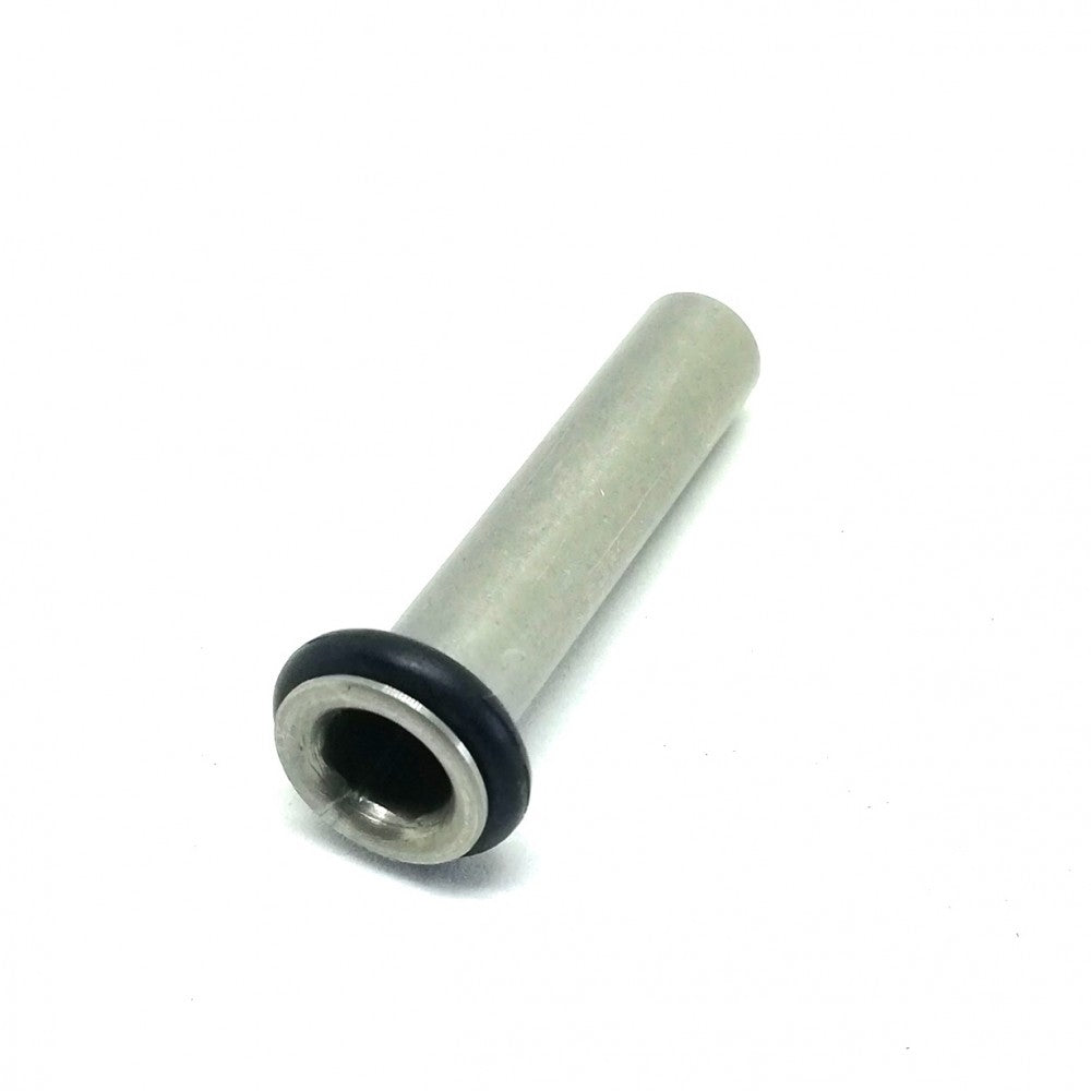 CO2 Dip Tube til Corneliusfat fra AEB er en sylindrisk metallarmatur med en svart gummiring nær den utsvungne enden, vist på hvit bakgrunn.