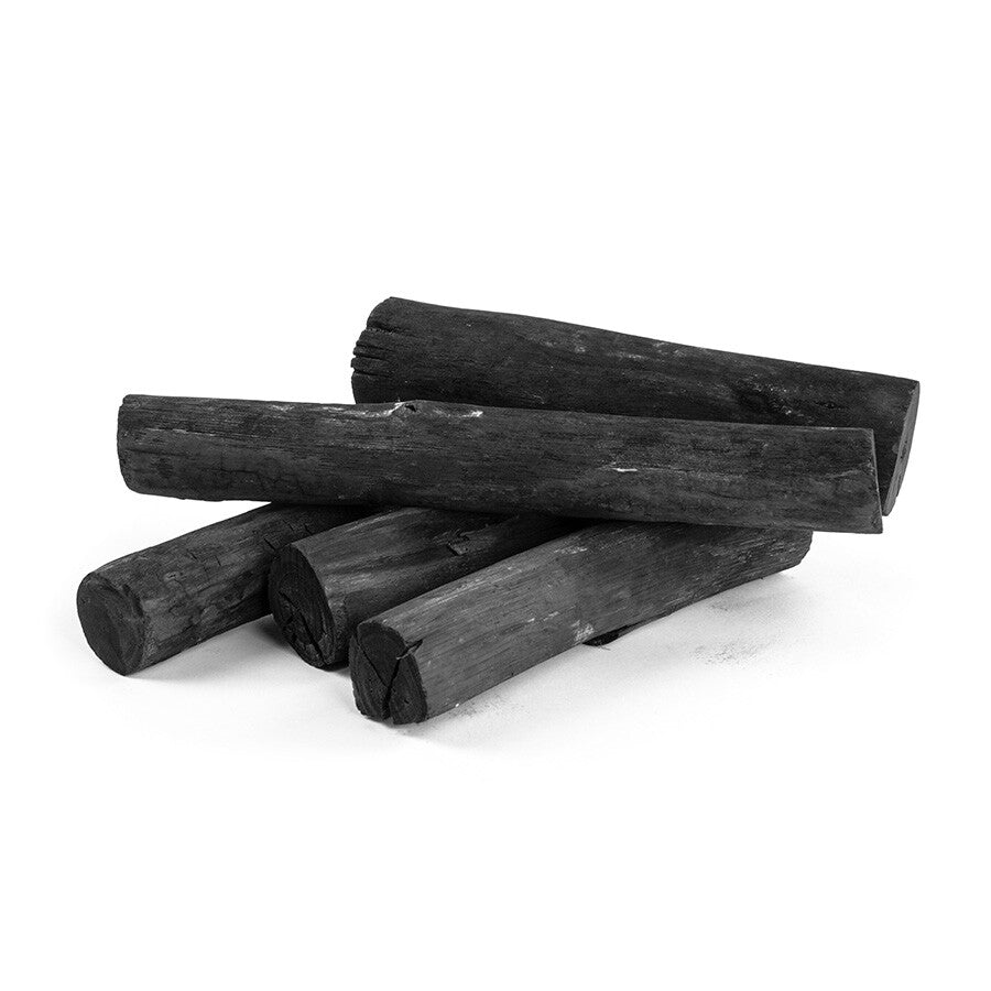 Fire poser med BBQ Flavour Binchotan White Eucalyptus 5 kg er stablet på en hvit overflate, perfekt for å forbedre grillopplevelsen.