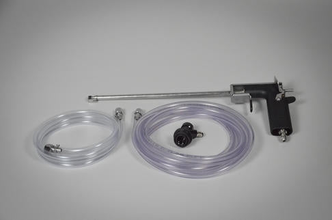 En Blichmann BeerGun flaskefyller fra Blichmann, med en lang metallsonde med svart håndtak, vises med to klare plastrør og en svart kontakt på en ensfarget bakgrunn.