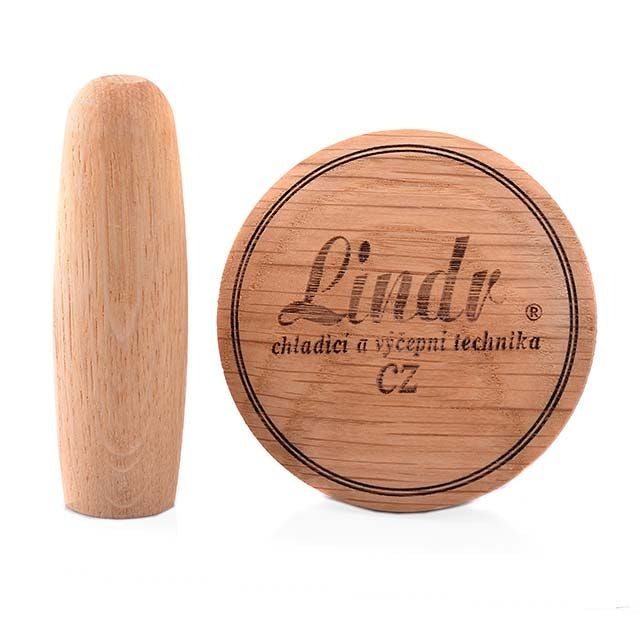 En tamper i tre og et rundt eikelokk til Lindr Naked Oak fra Lindr, med varemerkets logo og tsjekkisk tekst trykt på toppen.