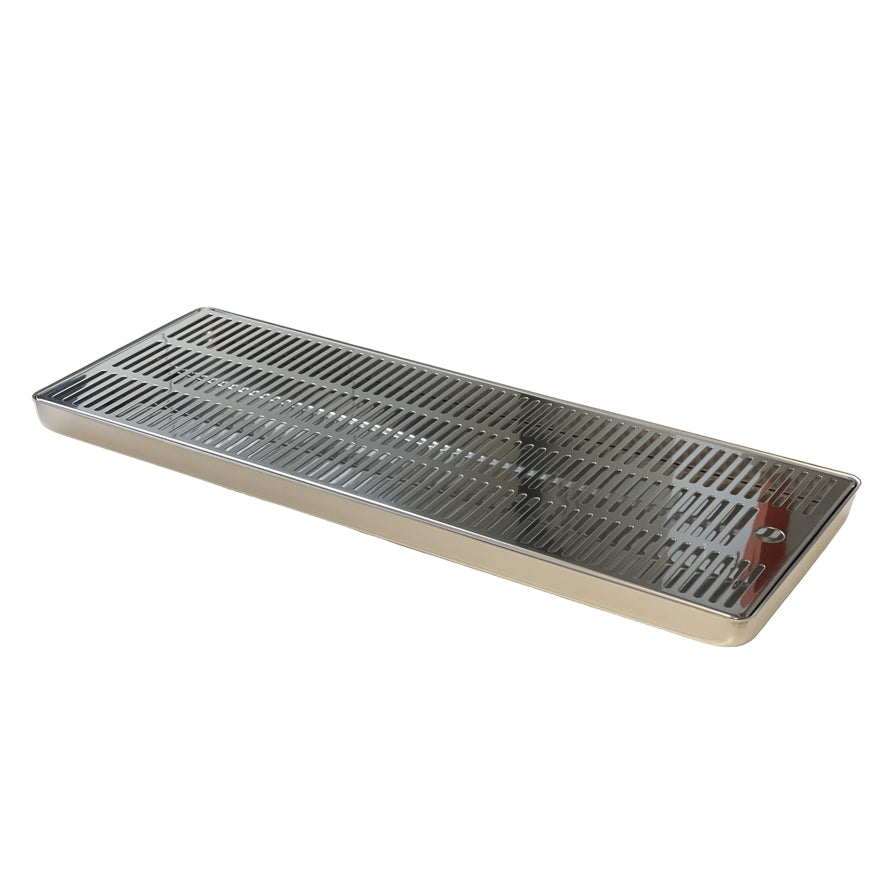 AEB Drip Tray 60 cm x 22 cm rustfritt stål har en perforert overflate med slisser for drenering eller oppbevaring av gjenstander, vist på en hvit bakgrunn.