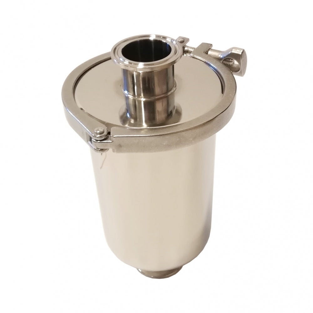 Brewshop 1,5" Tri-Clamp Inline Filter Kort (24,5 cm) har en sylindrisk kropp i rustfritt stål, et klemmelokk og et 100 mikron filter - ideelt for væskebehandling i industri eller laboratorium.