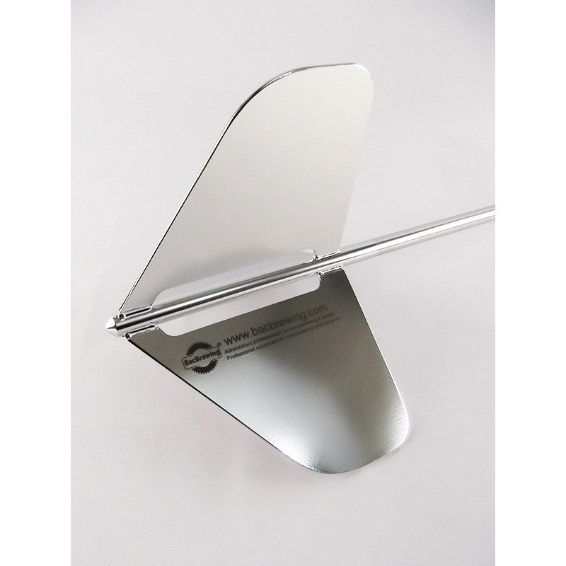 Small shovel whirlpool fra BacBrewing er en vingeformet båtstabilisator i rustfritt stål AISI 304 med en vertikal finne, en horisontal plate og bachwing.com trykt på overflaten.