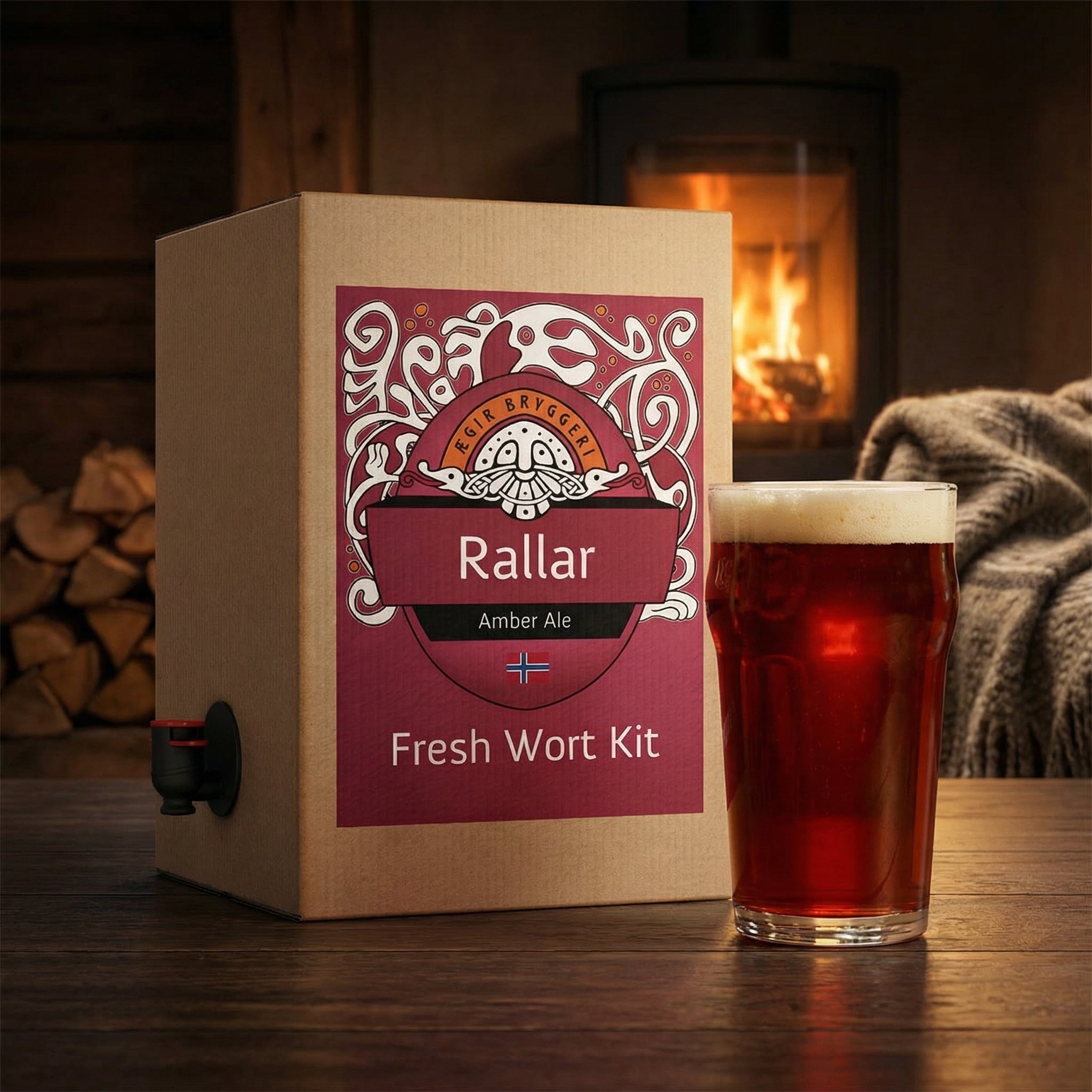 En eske med Ægir Rallar Amber Ale - 20L Fresh Wort Kit fra Ægir står på et bord ved siden av et glass amber ale, med peis og ved i bakgrunnen.