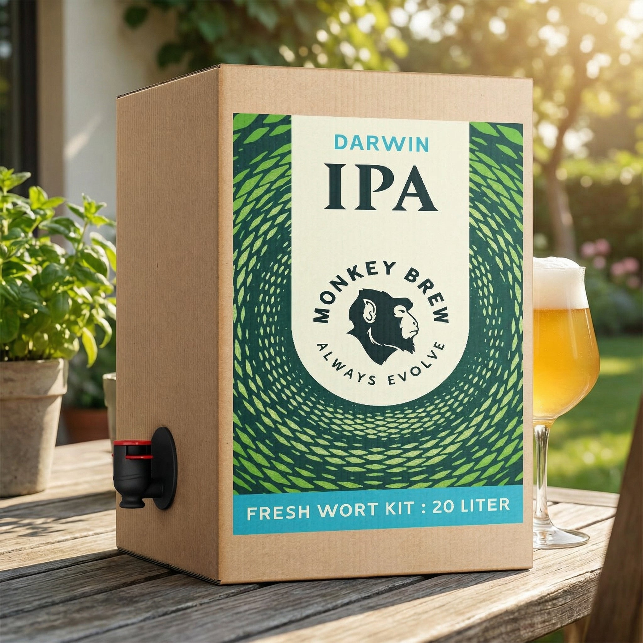 En Monkey Brew Darwin IPA - 20L Fresh Wort Kit-boks med tappekran og grønt mønster står utendørs ved siden av et ølglass, noe som gjør den ideell for IPA hjemmebrygging.