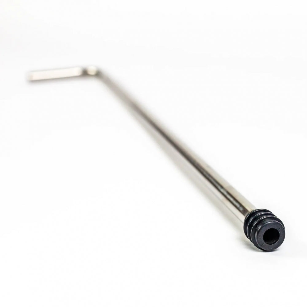 Brewsssential BrewSSSiphon Stainless Steel Racking Cane er et L-formet metallverktøy med en svart O-ring av gummi i den ene enden, vist mot en hvit bakgrunn.