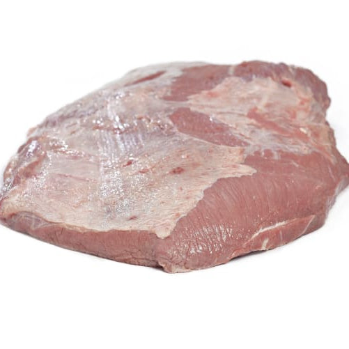 Et rått Storfe Brisket Økologisk Røroskjøtt (kr 350/kg) med synlig fettkappe legges på en hvit flate.