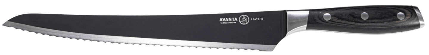 Bennie Kendrick Brisketkniv fra Messermeister har et takket sort blad laget av tysk X50 rustfritt stål og et sort håndtak med tre metallnagler, som vises på en hvit bakgrunn.