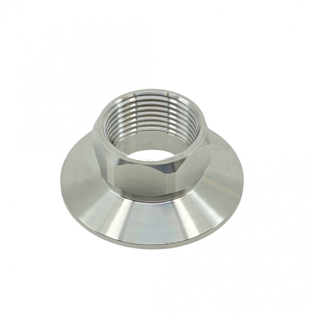 En 2" Tri-Clamp x 1" BSP (hunn) flensmutter i sølvfarget metall fra Brewshop, laget av 304 rustfritt stål med innvendige gjenger, vist på skrå mot en vanlig hvit bakgrunn.