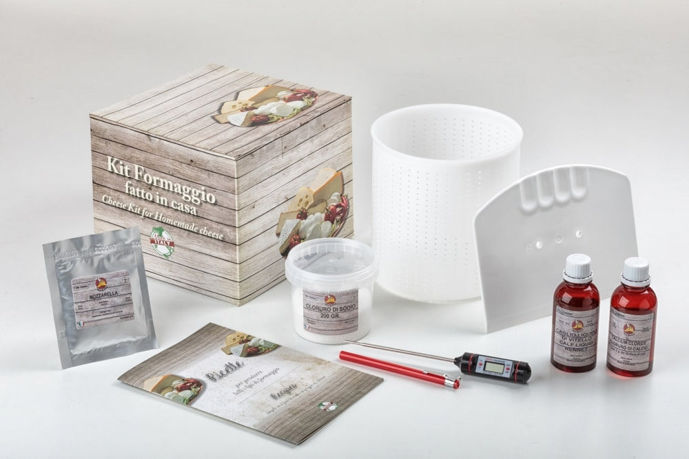 Enolandia Mozzarella ostesett står på en hvit flate med eske, sil, termometer, bruksanvisning, løpe, mozzarellakultur, plastverktøy, to flasker med væske og en liten beholder - alt for hjemmelaget mozzarella.