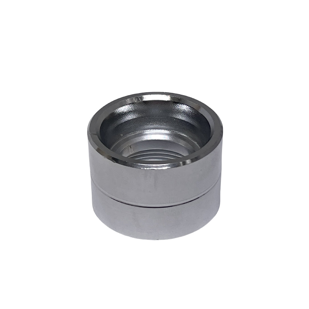 Reserve kopp Ø26 mm for Air-Matic Pneumatisk korkemaskin fra Enotecnica Pillan er en sylindrisk metalldel med gjenger på innsiden og glatt, reflekterende sølvfinish, vist mot en hvit bakgrunn.