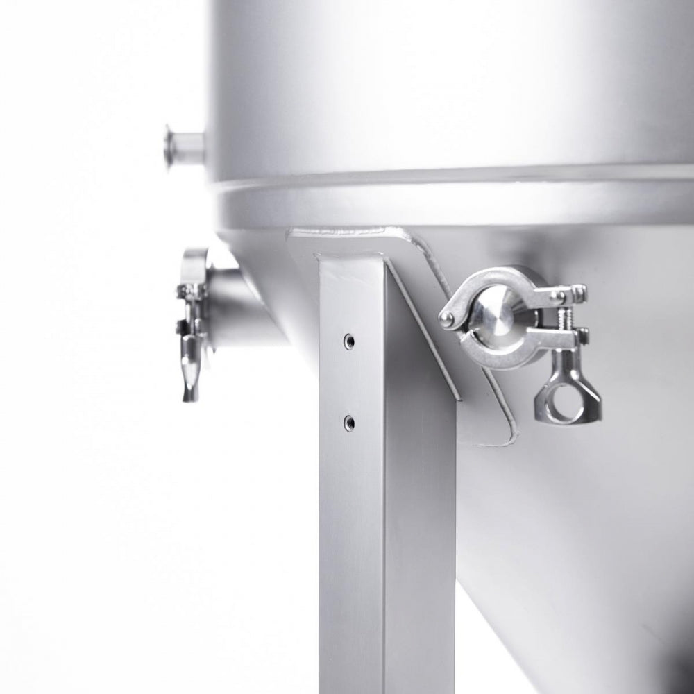 Nærbilde av en Brewtools F300 Unitank-fermenter i rustfritt stål, med klemmer og støtteben, vist mot en hvit bakgrunn.