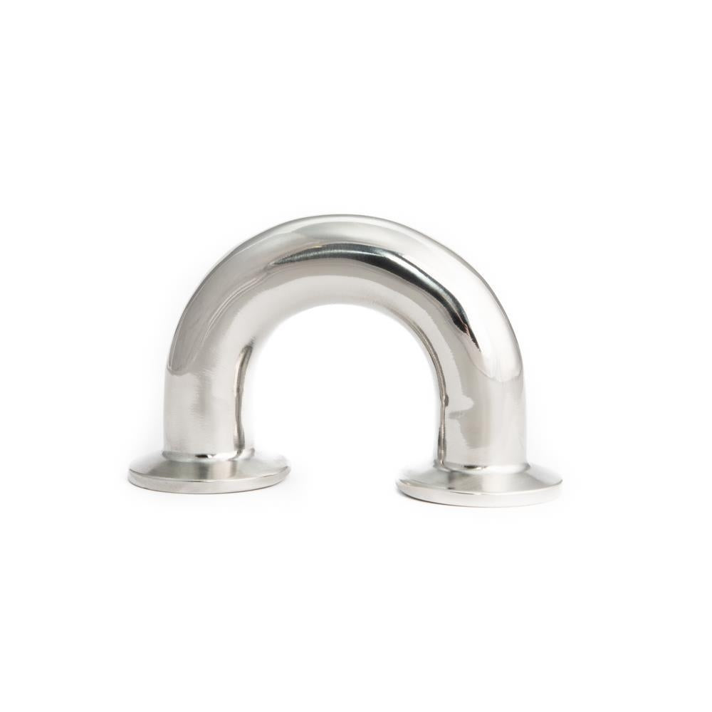 Brewshop 34 mm Tri-Clamp Albue 180 grader er en U-formet rørkobling i rustfritt stål med flensede ender, laget av rustfritt stål 304, vist stående på hvit bakgrunn.