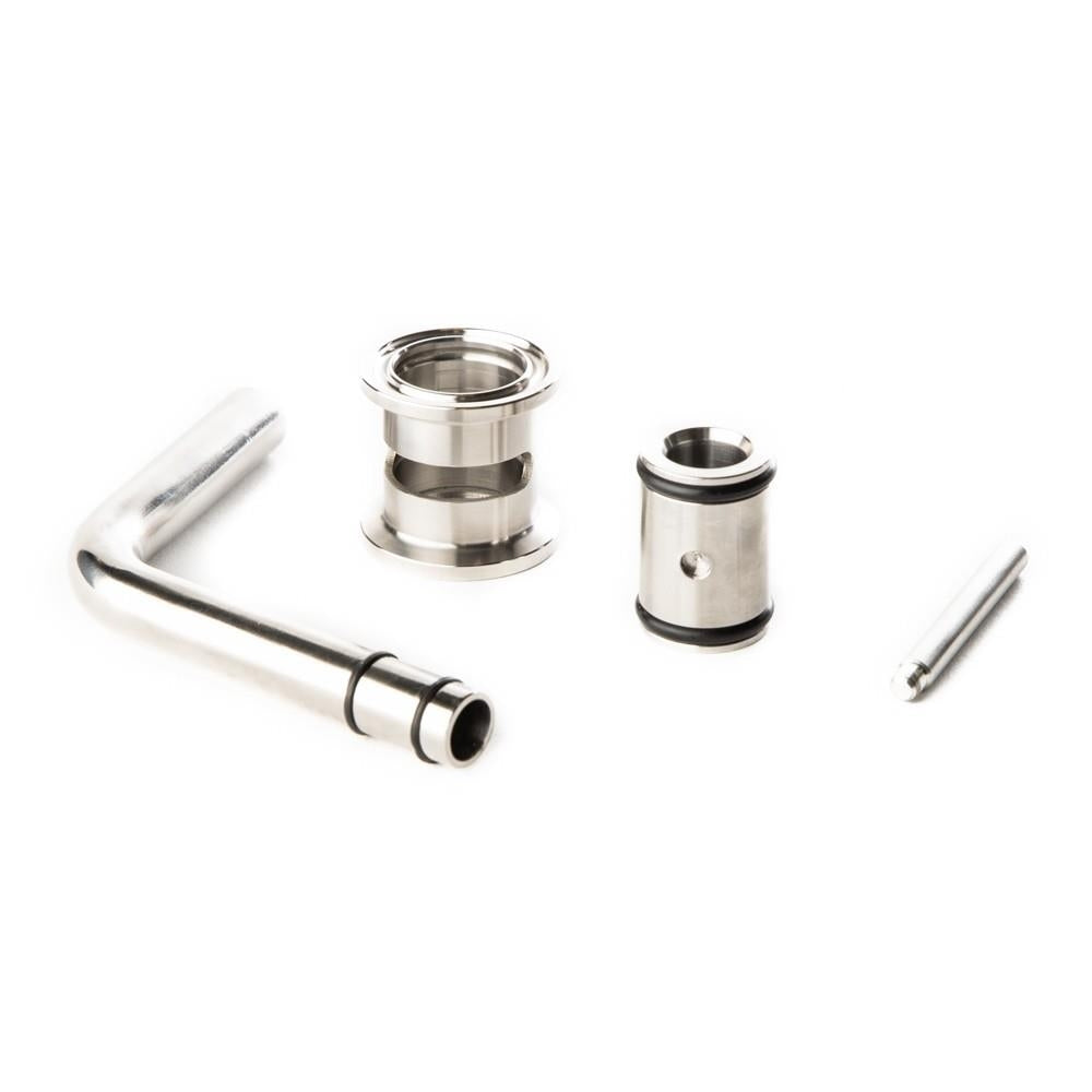 Fire maskindeler i rustfritt stål - et Tri-Clamp dypperør, en L-formet stang, sylindriske deler og en rett stift - vises på hvit bakgrunn. Disse er kompatible med Brewtools B40pro, B80pro og B150pro. Produkt: Justerbar dyprør fra Brewtools.