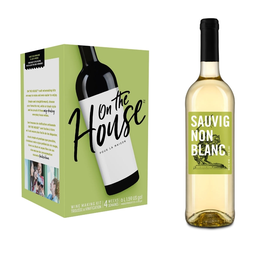 En eske merket "On The House Vinsett - Sauvignon Blanc Style" står ved siden av en klar flaske hvitvin. Begge, fra merket On the House, har grønne og svarte etiketter.