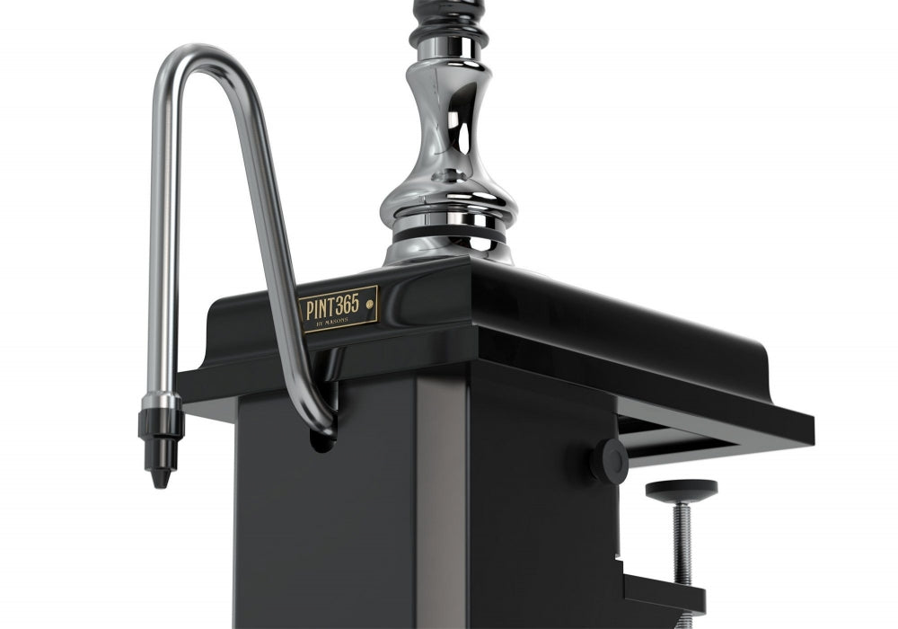 Nærbilde av Masons Pint365 Chrome and Black Beer Engine, med tuten og klemmen - ideell for skjenking av fatøl hjemme.