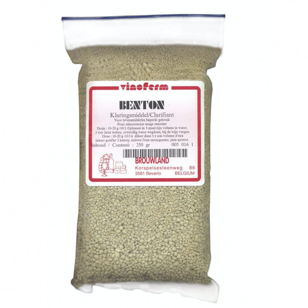 Vinoferm Benton - Kalsiumbentonitt 1 kg: En forseglet plastpose med en hvit og rød flerspråklig etikett, som inneholder 1 kg granulert bentonitt fra Vinoferm for klaring av vin.