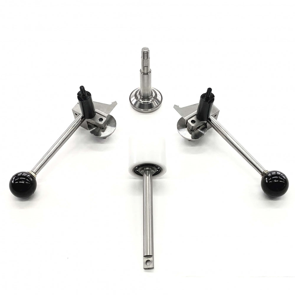 Tre metallspaker med svarte knotter og en vertikal metalldel fra Oktober Design Model 7 Tooling Set A for 250 ml bokser er plassert i en T-form på en hvit bakgrunn.
