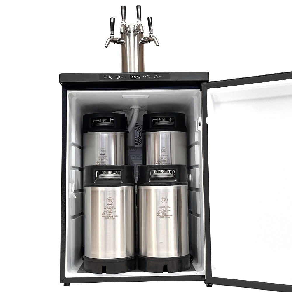 En FasTap Edition KegMaster Series XL Kegerator fra Keg King med åpen dør, med fire fat i rustfritt stål inni og fem tappekraner montert på toppen.