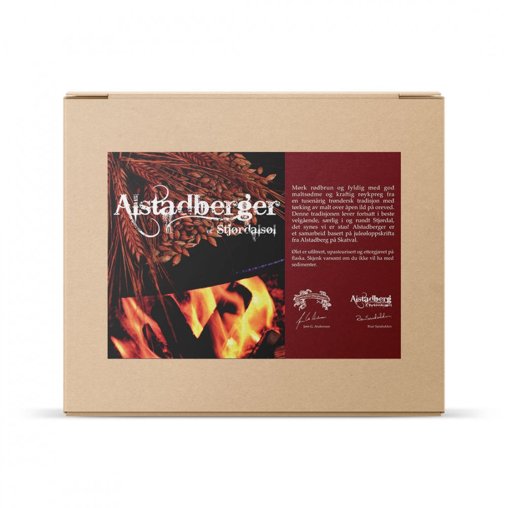 En brun eske merket med hvete, ild og "Klostergården Alstadberger - et Stjørdalsøl - Allgrain ølsett" på norsk, fra Brewshops allgrain ølsett-serie.