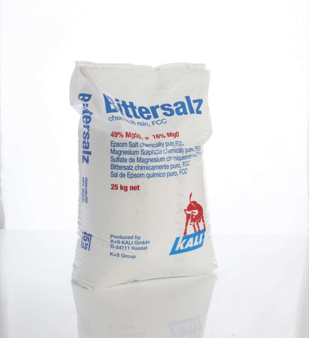 En 25 kg hvit pose med magnesiumsulfat fra Murphy & Son, merket med kjemisk sammensetning, produsentinformasjon og Teknisk Datablad-detaljer på forsiden.