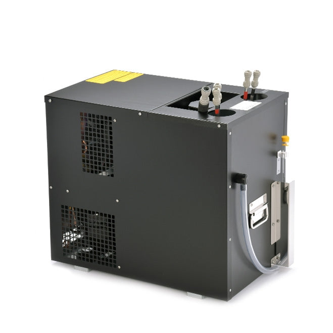 Lindr AS-80 Green Line NEW kjølesystem (2-4 coils) er en svart industrikjøler med ventilasjonsgitter, inntaks-/utløpskoblinger, gjennomsiktig slange og sidemontert kontrollpanel. Ideell som ølkjøler eller vannkjøler. Merkevare: Lindr.