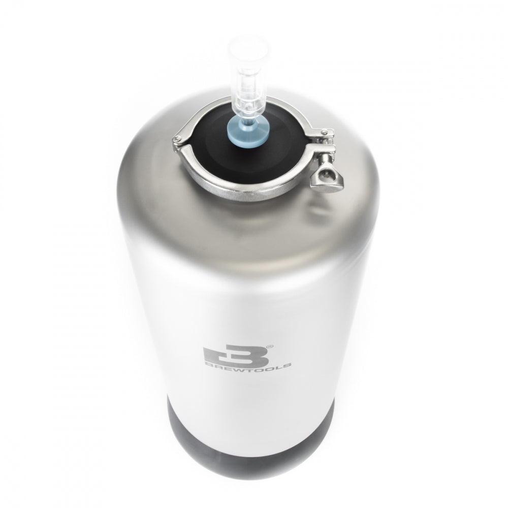 Brewtools MiniUni 10 - Tank med standard tilbehør er en fermenter i rustfritt stål med forseglet lokk og luftsluse, vist ovenfra på en hvit bakgrunn - perfekt for trykkgjæring av øl.