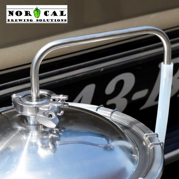 Norcal 1,5" Tri-Clamp Blow-Off Tube har et bryggelokk i rustfritt stål 304 med håndtak og påmontert 12 mm silikonslange, vist foran en overflate med logoen til Norcal Brewing Solutions.