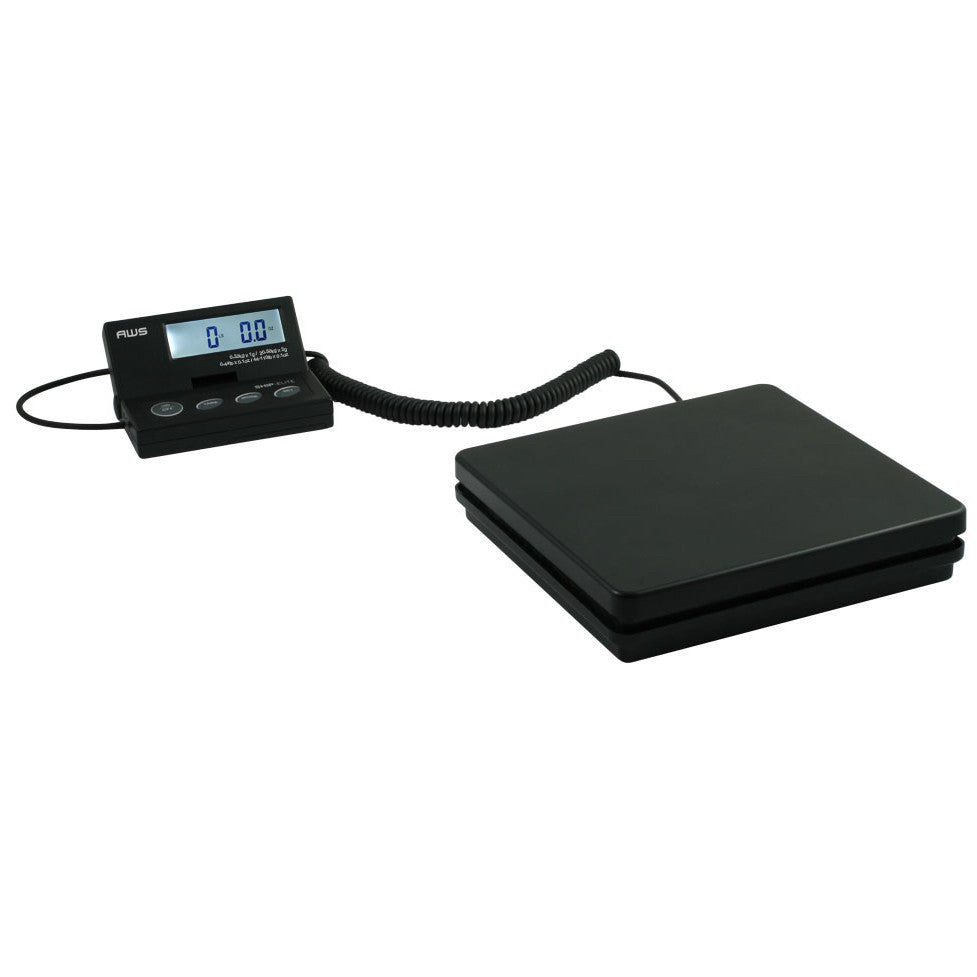 Den svarte American Weigh Scales Vekt 50 kg-fraktvekten har et separat display som er koblet til med en spiralkabel. Vekten, som er vist på hvit bakgrunn, kan veie opptil 50 kg og inkluderer en adapter for europeisk stikkontakt.