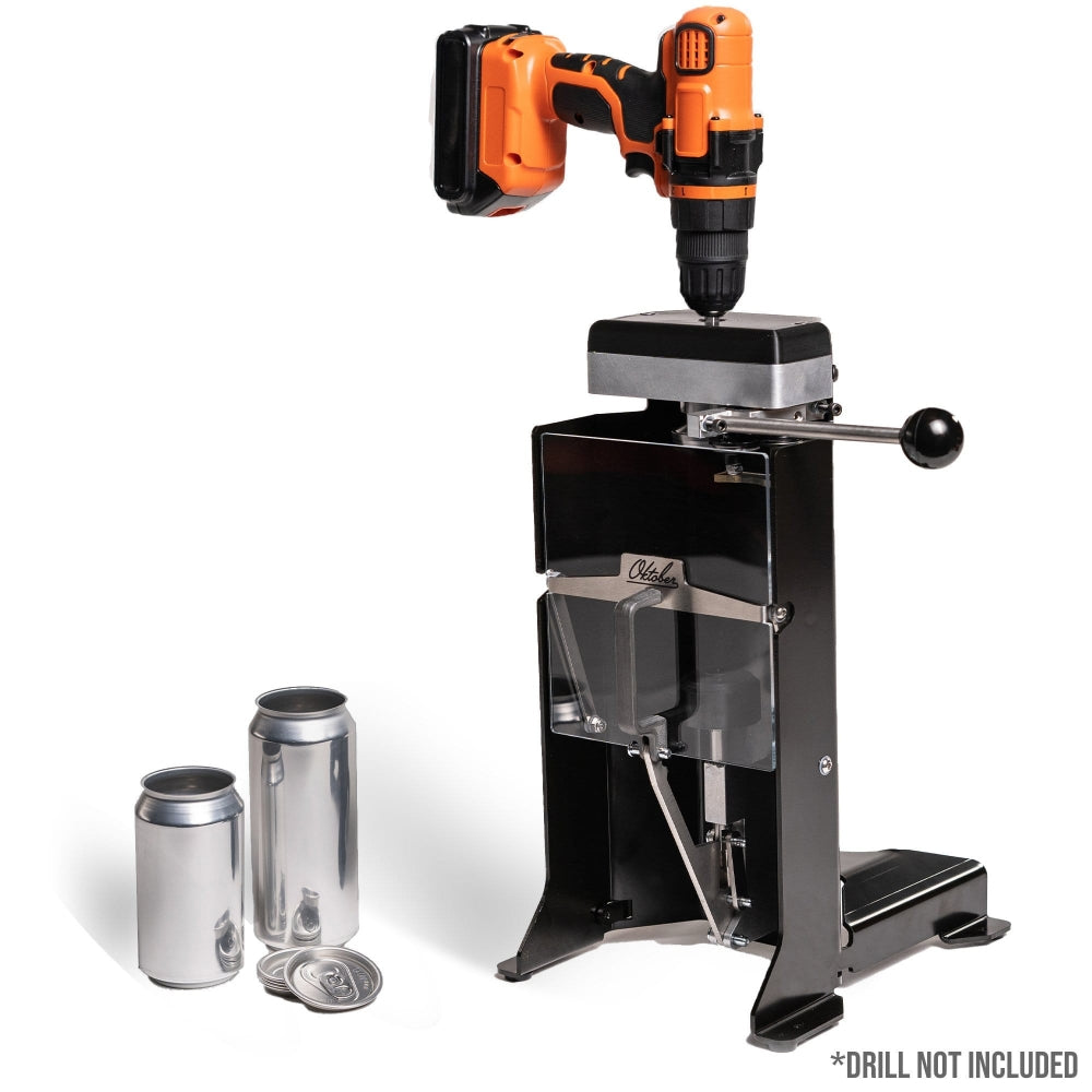 BenchMK Drill-Powered Can Seamer boksmaskin fra Oktober Design er avbildet med en boremaskin på toppen, to tomme bokser og to løse lokk. Merk: Drillen er ikke inkludert.