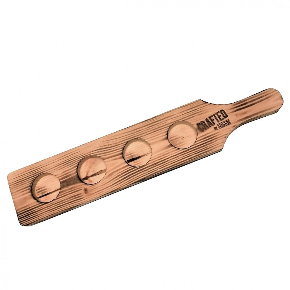 Rastal Craft Beer Paddle - Smaksplanke for Craft Master One Taster er et håndlaget trebrett med fire runde fordypninger til glass, og "CRAFTED" inngravert nær håndtaket.
